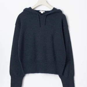 Stickad hoodie från Gina Tricot  - Använt kanske 1-2 gånger. Fråga för mer bilder. Orginalpris 250kr