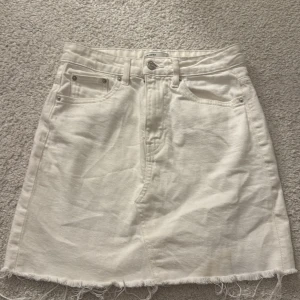 Vit jeanskjol från Gina Tricot  - Snygg vit jeanskjol från Gina Tricot.