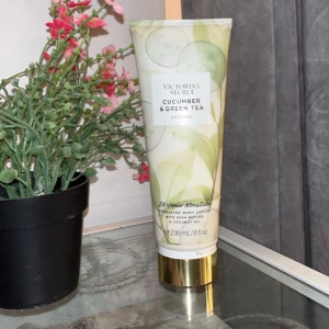 Body lotion Victoria’s Secret - Denna är använd ungefär 75% kvar! Doften är 🥒 Cucumber & 🍵 Green tea. 