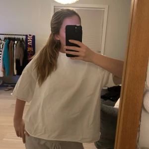 Vit t-shirt från Zara - Säljer en vit kortärmad sweatshirt från Zara i storlek S. T-shirten har en enkel design med korta ärmar och rund hals. Perfekt för en avslappnad stil.