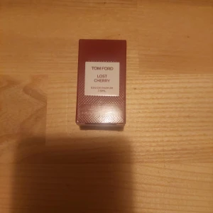 Tom Ford Lost Cherry Eau de Parfum 7.5ml - Säljer en exklusiv Tom Ford Lost Cherry Eau de Parfum i en elegant röd flaska. Doften är känd för sina rika och sensuella noter av körsbär och mandel. Perfekt för den som vill ha en unik och lyxig doftupplevelse. Flaskan rymmer 7.5 ml och kommer i en matchande röd kartong. Priset kan diskuteras vid snabb affär. 