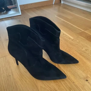 Svarta mocka boots Mango - Snygga svarta boots i mocka med spetsig tå, bra skick, knappt använda. Stl 40