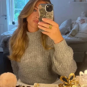 Grå stickad tröja🥰 - Mysig grå stickad tröja med långärmad design💌🍸jättefint sick!!