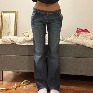 Jeans  - Midjemått 38cm, innerbenslängd 78cm 😇 