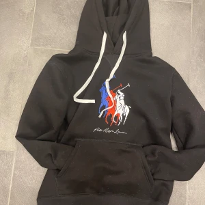 Svart hoodie ifrån Ralph lauren - Säljer denna snygga Ralph lauren hoodie. Den är i storleken M men är liten i storleken. Passar nog en S. Inga defekter alls. Hör av er vid minsta frågor!💫Priset är diskuterbart!