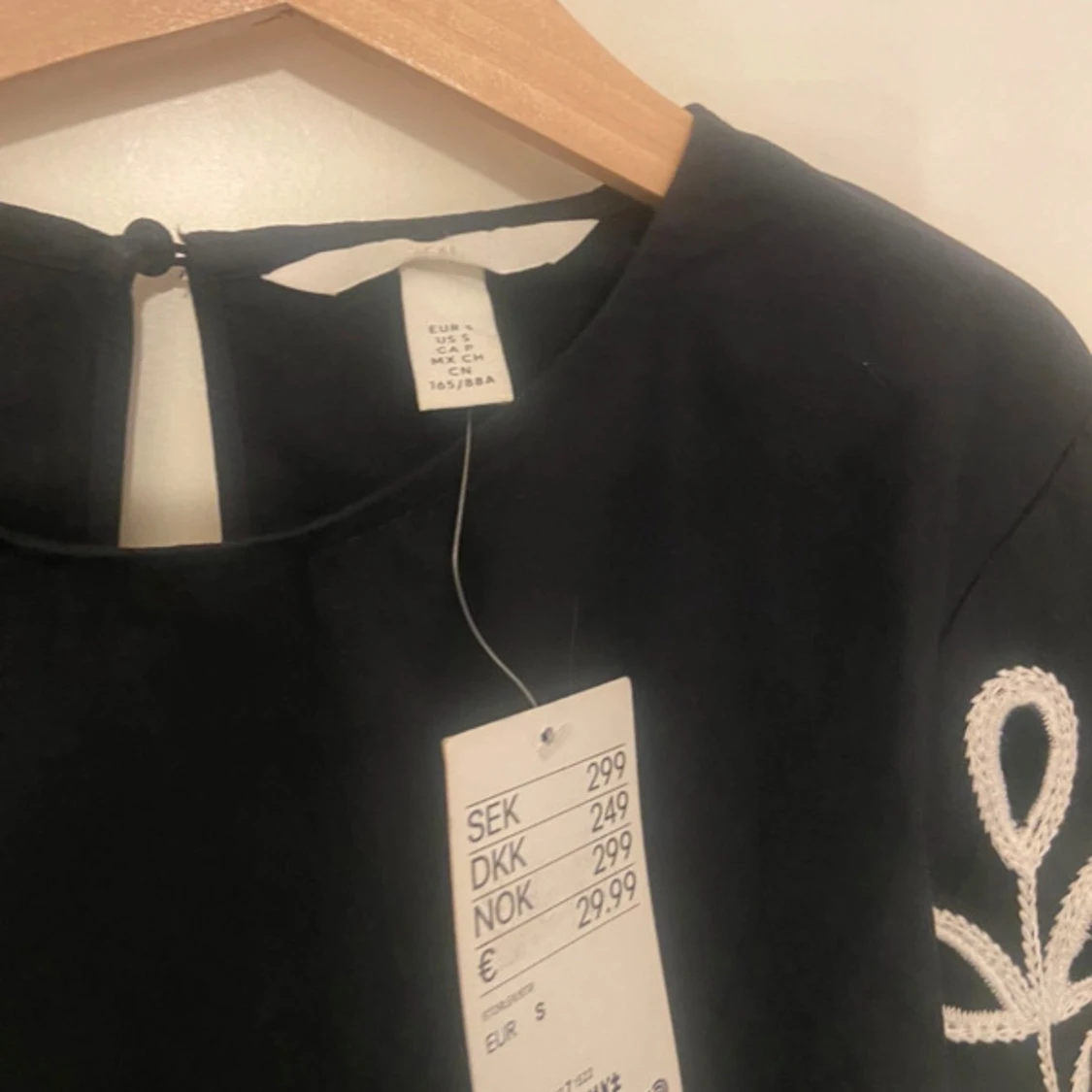 Svart blus med vit broderad design - 90