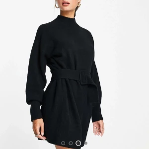 Svart stickad miniklänning från & Other Stories - Snygg & superskön svart stickad klänning från & Other Stories med justerbart skärp i midjan. Oanvänd med tyvärr inte lapp kvar. Nypris ca 800kr!  Strl Xs kan även passa större. Polyester 52 %, Akryl 38 %, Ull 8 %, Elastan 2 %