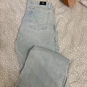 Ljusblå jeans från LTB - Snygga ljusblå jeans från LTB med klassisk femficksdesign. De har en knapp och dragkedja framtill och är perfekta för en avslappnad stil. Passar bra till både sneakers och boots. Finns flera LTB jeans till salu, vid köp av flera kan jag gå ner i pris. Helt slutsålda 