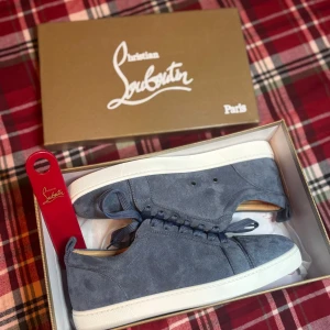 Blå Christian Louboutin -  blå sneakers i mocka från Christian Louboutin. Storlek 43.