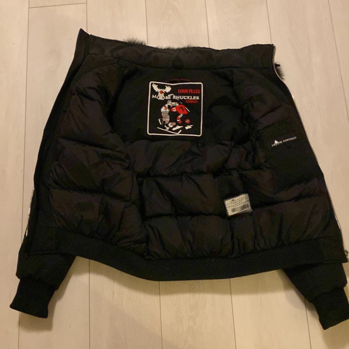 Svart dunjacka från Moose Knuckles - 91