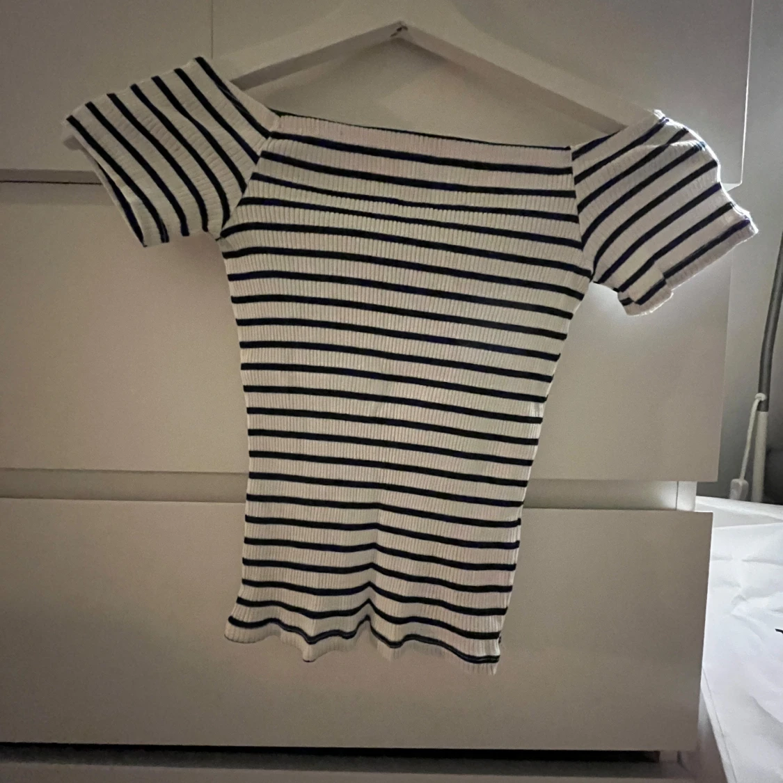 Randig offshoulder topp från Divided