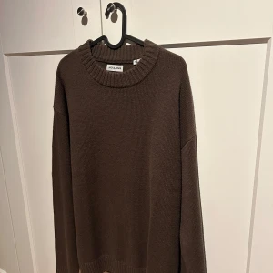 Brun stickad tröja från Jack & Jones - Säljer en stilren brun stickad tröja från Jack & Jones. Tröjan har en klassisk rund halsringning och långa ärmar, perfekt för kyligare dagar. Passar bra till både jeans och chinos.