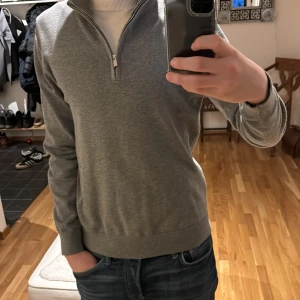 Grå halfzipp - Italiens halfzipp med otroligt fin kvalite på material. Knappt använd 9/10 skick.