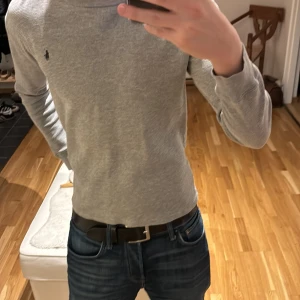 Grå långärmad tröja från Ralph Lauren - Snygg grå långärmad tröja från Ralph Lauren. Skick 6/10 sitter som XS eller mindre S
