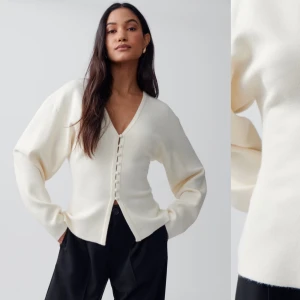 Gina tröja - Snygg vit kofta med v-ringning och knappar framtill. Helt ny, endast testad kvitto finns kvar