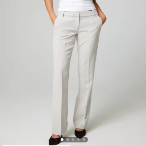 Vilma kostymbyxa - Säljer dessa beige kostymbyxor från Bikbok i modellen Vilma. Byxorna är helt nya och oanvända, detta eftersom returtiden hann rinna ut💓