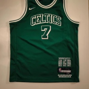 Grön Celtics basketlinne från Nike - Säljer ett grönt Celtics basketlinne från Nike med nummer 7 och namnet Brown på baksidan. Linnet har vita detaljer och är en del av City Edition. Perfekt för basketfans! 🏀