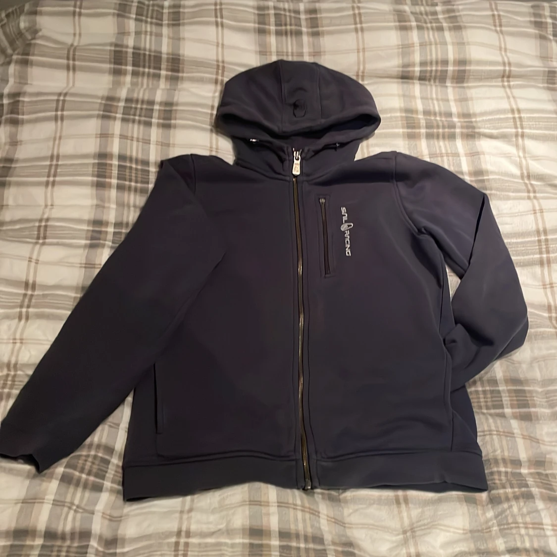 Mörkblå hoodie från Sail Racing