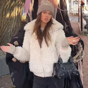 Beige teddyjacka - Mysig teddyjacka med fluffig textur och dragkedja. Perfekt inför både vinter och vår. Första bilden är lånad från TikTok men den andra är egen. Den är i mycket gott skick och har inget slitage. 