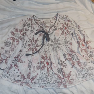 Unik trekvarts odd molly blus🥵 - Denna sjukt fina och unika blusen från odd molly säljer jag då den är inte i min storlek! Så jag säljer nu denna till en ny extremt tursam person som tar hand om den! Skriv till mig för mer bilder eller info💕