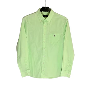 Archive Oxford Gant Skjorta  - Säljer en snygg grön oxford skjorta från Gant i storlek XS. Den är i slim fit och har en klassisk oxford- stil. Skjortan är dekorerad med det ikoniska broderade märket på. Pris kan diskuteras vid snabb affär 🔥