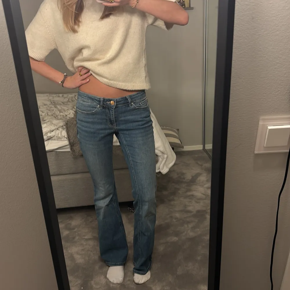 Snygga blå bootcut jeans med låg midja från Vero Moda. Helt nya, använda en gång. Stl S/32.. Farkut & Housut.