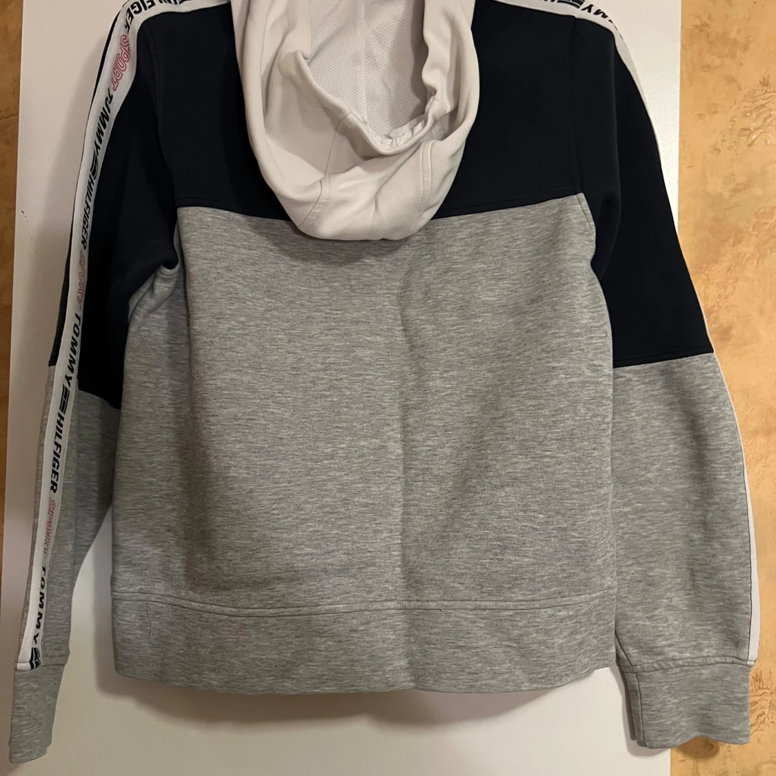 Grå och marinblå hoodie från Tommy Hilfiger - 90