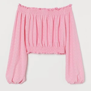 Rosa offshoulder topp - Säljer en söt rosa offshoulder topp med långa ärmar och elastiska detaljer vid hals och midja. Perfekt för en somrig look!