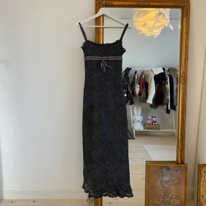 Vintage spets babydoll milkmaid maxi klänning  - Skulle säga storlek S, jag är 170 cm! 