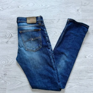 Nudie jeans - Schyssta blå jeans med urtvättad look från Nudie. Perfekta för en avslappnad stil. Skicka 9/10 Jeansen är endast använda ett fåtal gånger | Passform: Slimfit | Storlek: W28 L32 | Nypris ligger på 1600kr | Det är bara att skriva om ni har frågor eller funderingar!