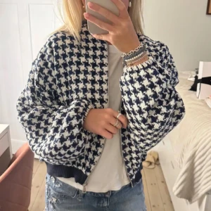 Svartvit rutig bomberjacka - Snygg svartvit rutig bomberjacka med dragkedja framtill. säljer då jag endast använt ca 3 gånger och inte kommer till någon användning. lånade bilder, skriv för egna💘💘strl L men sitter som en S. Köpt för 600