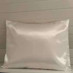 Silkes örngott - Silkes örngott i standard mått (50x60). Handgjorda i Sverige på sidenduchesse. 1 st                Tvättas i 40 grader, handtvätt rekommenderas, torktumlas ej.                                                             UF företag, Instagram: Silk.dreams.uf 🤍