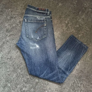Dondup George  - Säljer nu ett par feta dondup jeans i modellen George || Skick 9/10 || Storlek är W33 men dom är uppsydda så längden är mer som W32/W31 || har du några frågor är det bara att höra av sig 😁