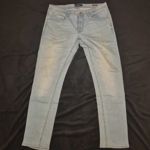 Ljusblå jeansbyxor - Snygga ljusblå jeansbyxor med en klassisk femficksdesign. De har en rak passform och är perfekta för en avslappnad stil. Byxorna har en knappgylf och är tillverkade i ett bekvämt denimtyg.