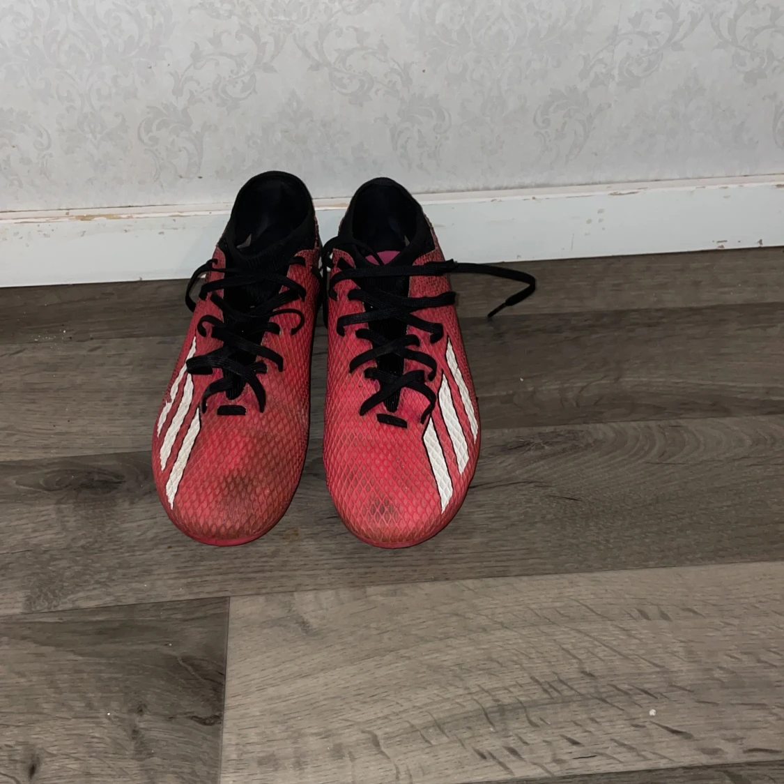 Röda fotbollsskor från Adidas jätte sköna att lira med - 1