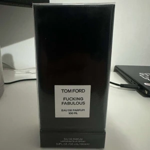 Tom Ford Fucking Fabulous Eau de Parfum 100ml - Säljer en exklusiv Tom Ford Fucking Fabulous Eau de Parfum i en elegant svart förpackning. Flaskan innehåller 100 ml av denna unika doft som kombinerar noter av mandel, tonkaböna och läder för en lyxig upplevelse. Perfekt för den som vill sticka ut med en djärv och sofistikerad doft.