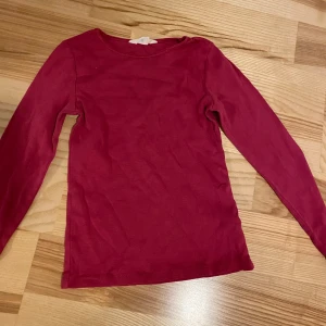 Rosa tröja strl 122/128 - Säljer en enkel och stilren rosa långärmad tröja från H&M. 
