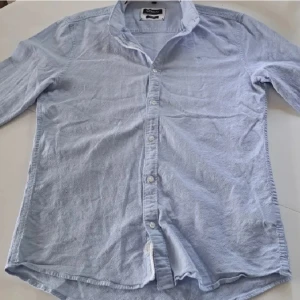 Mcneal skjorta  - En Mcneal skjorta i bra skick,  pefekt inför sommaren eller våren för endast 249kr