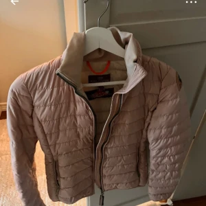 Para jumper  - En jätte fin rosa para jumper jacka som är äkta. Passar jätte bra för mig som bär på XS/S. Köptes för jätte länge sen men inte så använd. Säljer pga att de inte är min stil längre. Ganska dyr jacka men minns inte priset rätt. Skriv privat för frågor eller fler bilder. .