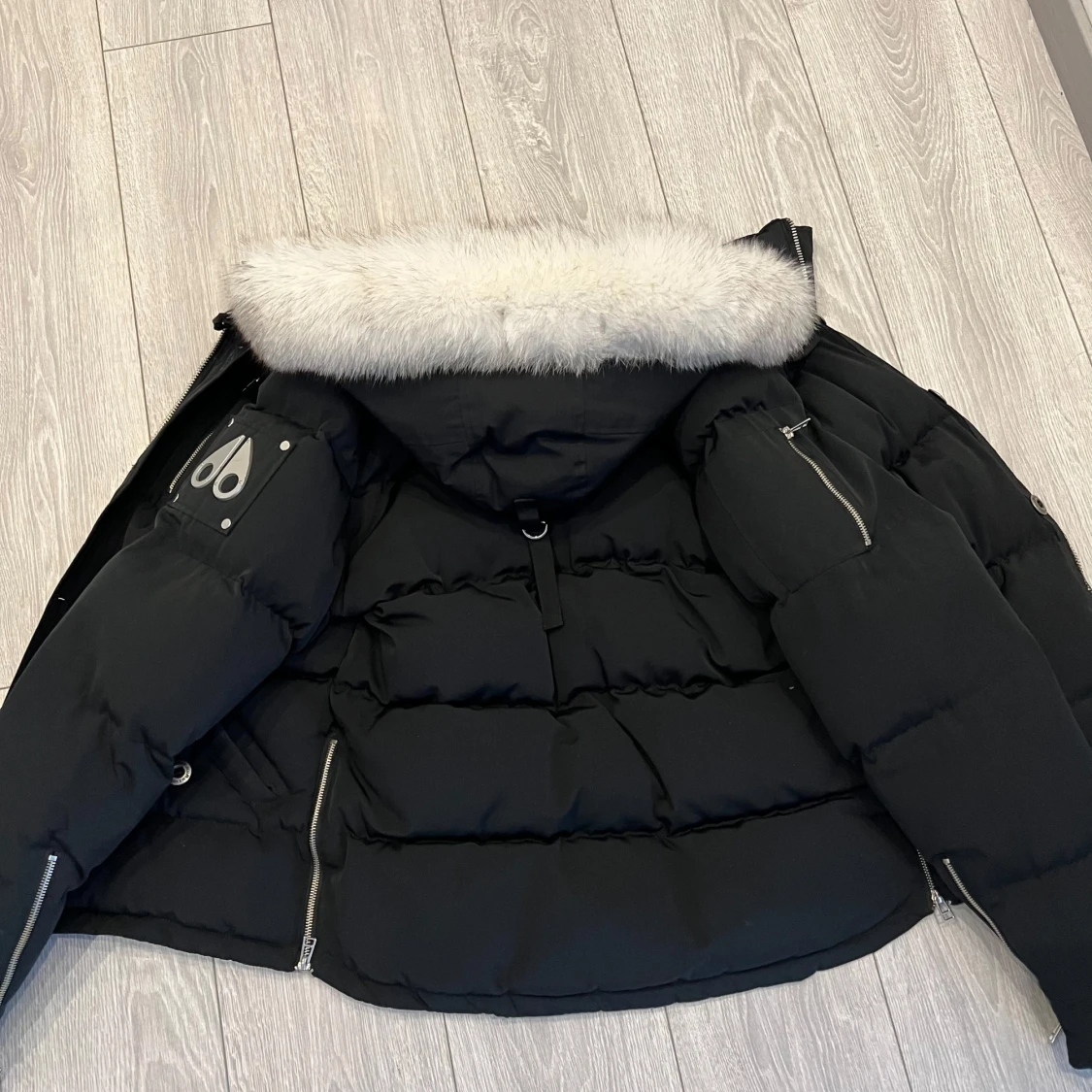 Svart Moose Knuckles jacka med vit päls  - 93