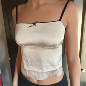 Öppen rygg topp  från edikted  - En topp med öppen rygg ifrån edikted. Använd två gånger. Nypris typ 500kr 