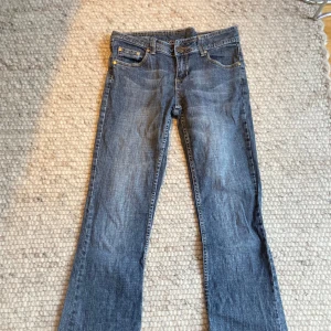 Blå bootcut jeans - Snygga blå bootcut jeans som inte används, skriv för mått eller annan info!💕 passar xs/s