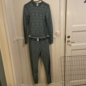 Grön ulltröja från Kari Traa - Säljer en grön långärmad ulltröja från Kari Traa med ett snyggt mönster i ljusare grönt. Perfekt för kyliga dagar med sin varma och bekväma passform. Tröjan har ett klassiskt mönster och är tillverkad i 60% ull.