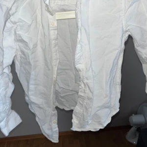 Vit skjorta med knappar från Zara  - Klassisk vit skjorta med knappar framtill. Perfekt för en stilren look. Den är nästan aldrig använd! 