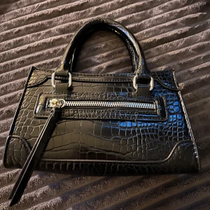 Väska - Svart liten väska, har en inne ficka