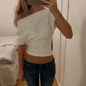 Vit offshoulder topp - Populär vit off shoulder topp från zara med så fin passform🩷