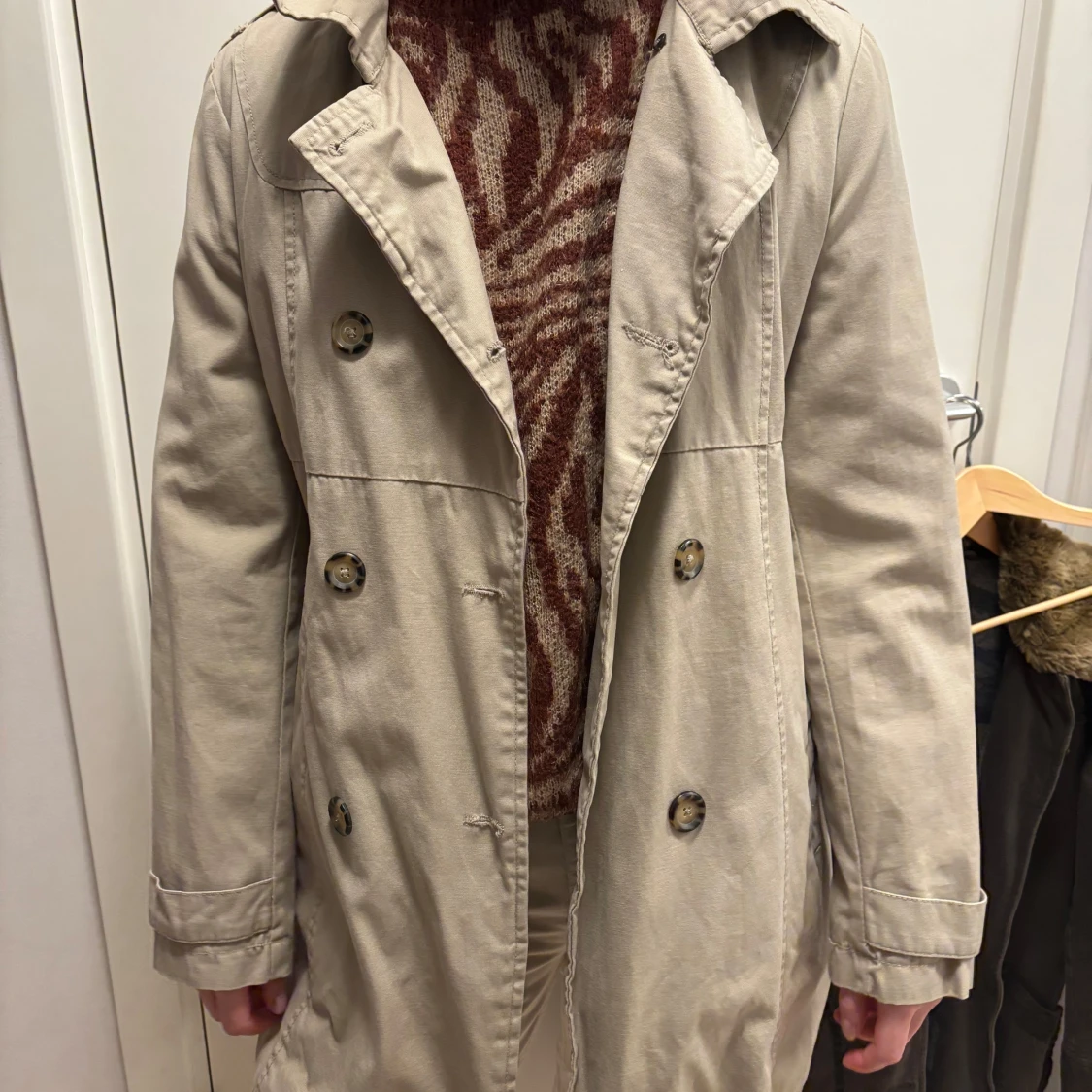 Beige trenchcoat från 365 Sunshine