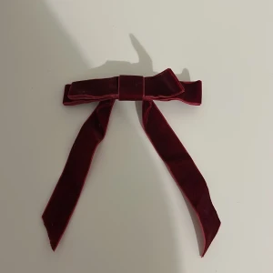 Superfin vinröd rosett💋 - Superfin vinröd rosett i sammmets tyg från Petite Olivia, använd en gång💓💓säljer en likadan i grön, båda för 250💗💗priset går att diskutera🩷🩷🩷