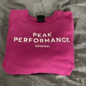 Peak Performance - Säljer min så snygga peak preformance tröja då den inte kommer till användning💖 Köpt på kidsbrandstore för 749kr i storlek 160💕Inga defekter