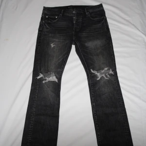 Purple brand jeans  - Purple brand jeans med slitningar. Storlek: midja ca 42cm, längd ca 110cm. 